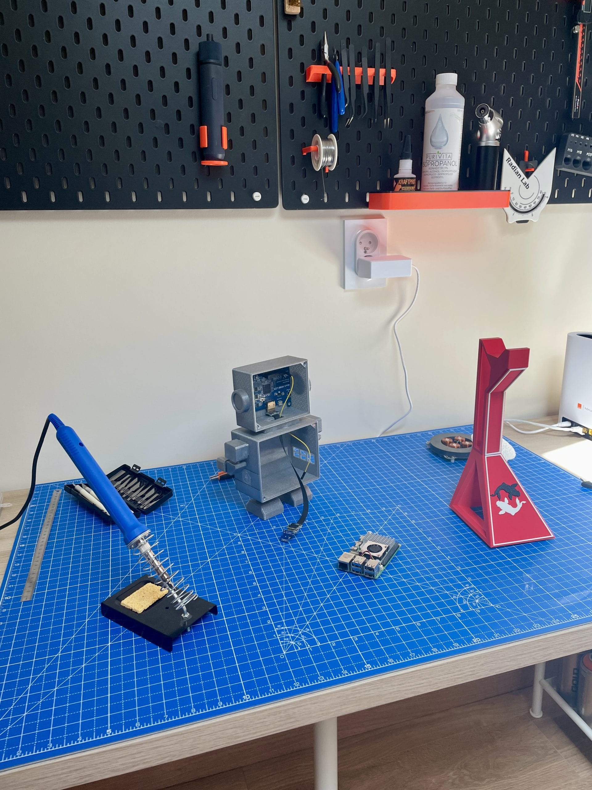 Établi de montage et outils de l'atelier Deskary