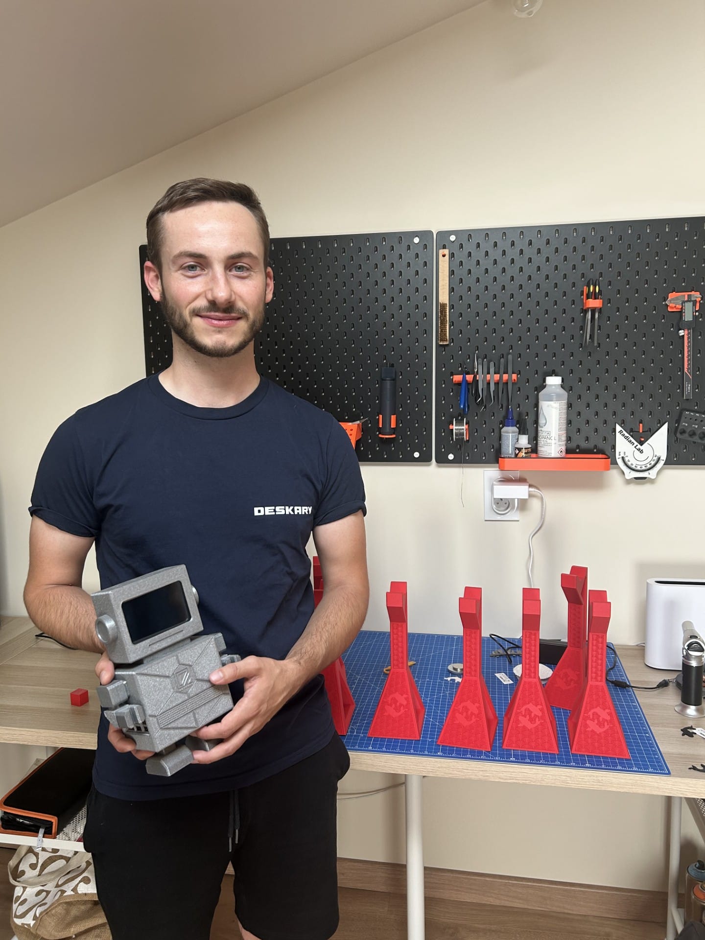 Vivian, fondateur de Deskary, dans son atelier à Toulouse